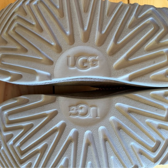 GENTLY USED - UGG Kids Tasman II Slippers - Brown Size 3 - Picture 5 of 8